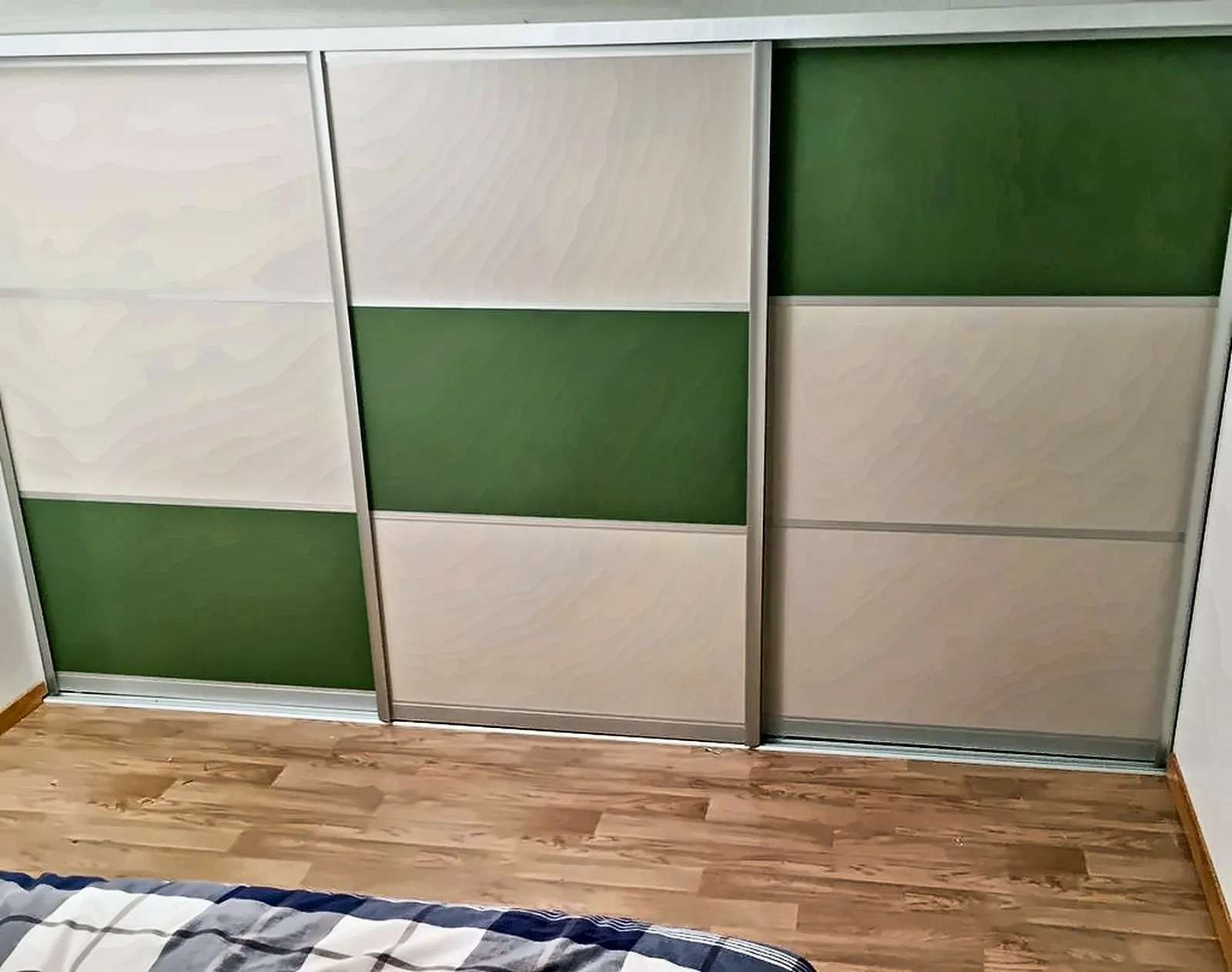 Skyvedører med felt i grønt og beige glass
