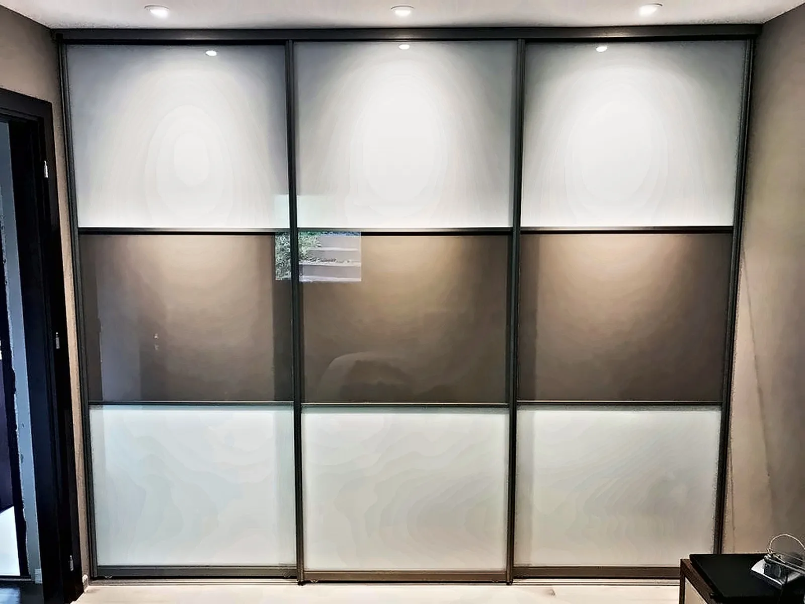 Skyvedører med frostet glass i tre felt og aluminiumsprofil