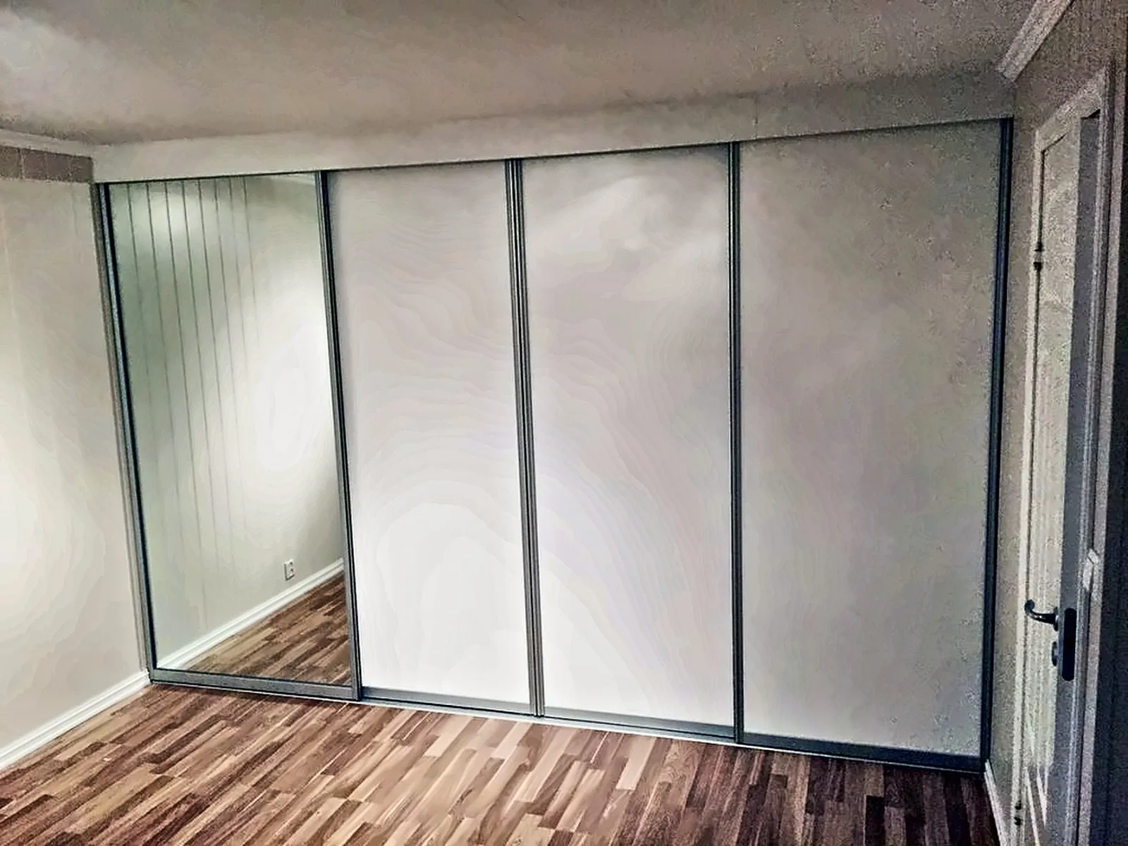 Skyvedører med frostet glass og hvite platefelt