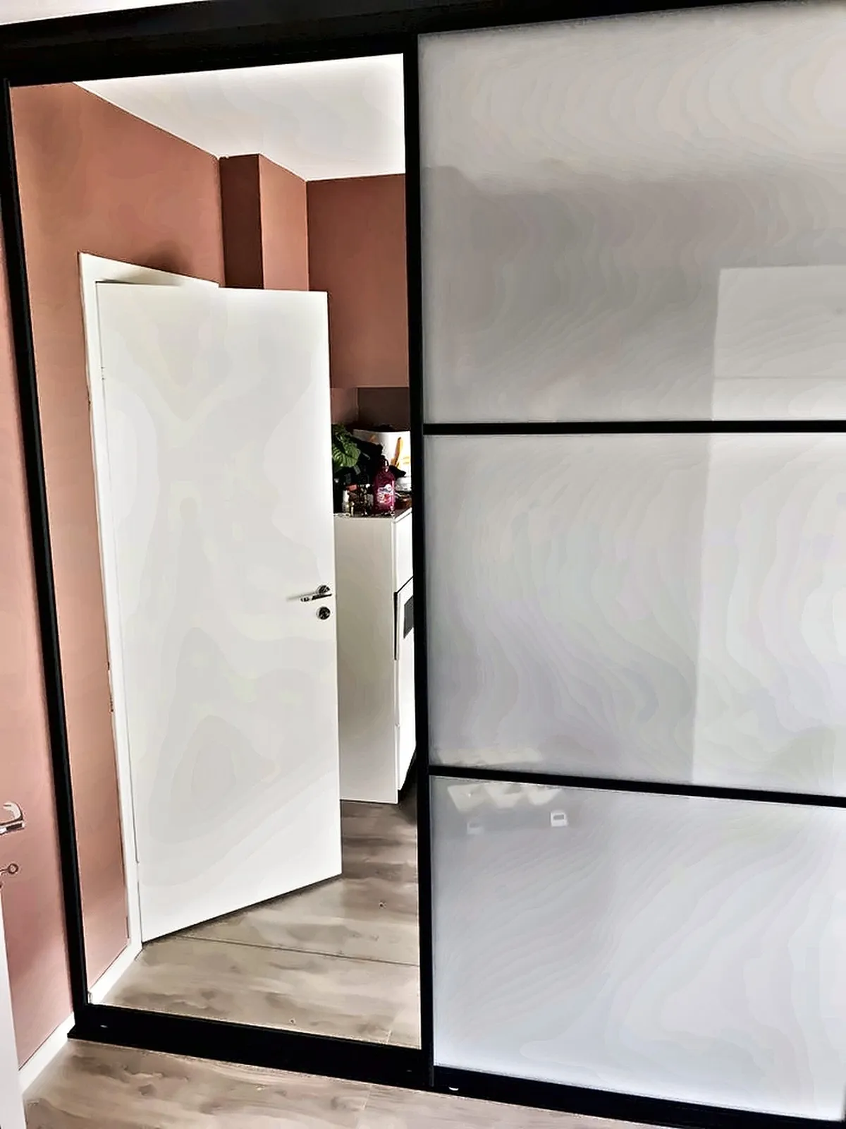 Skyvedør med hvitt glass og sort aluminiumsramme i hjørne
