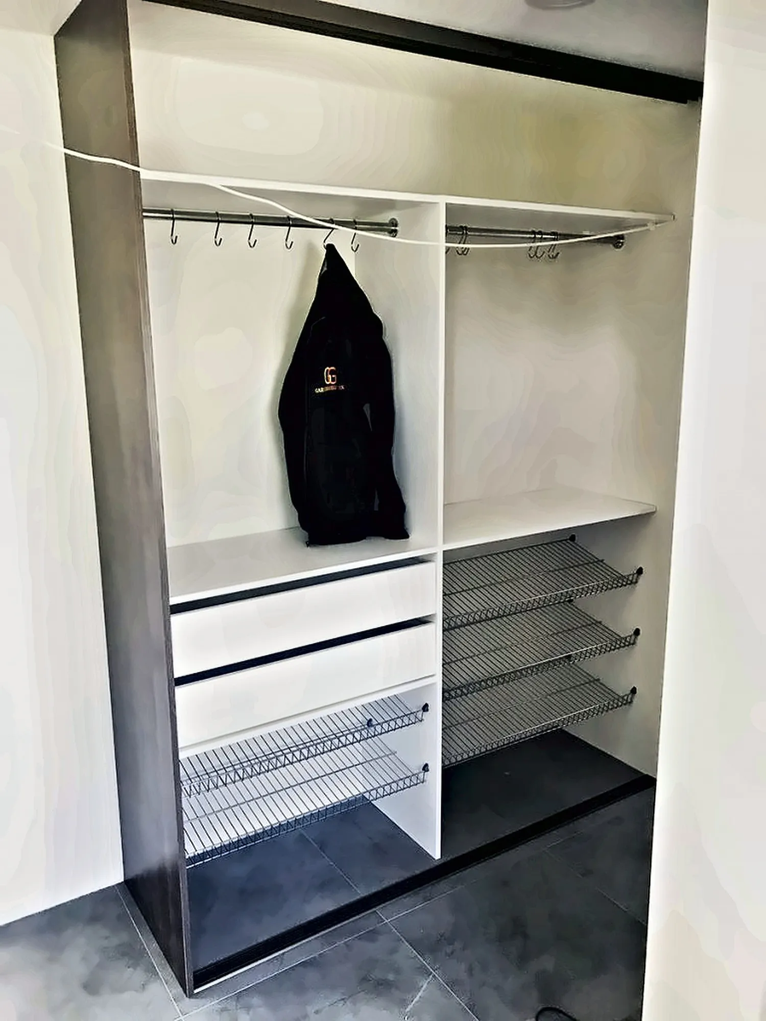 Entrégarderobe med knagger, hengestang, åpne hyller og skuffeseksjon
