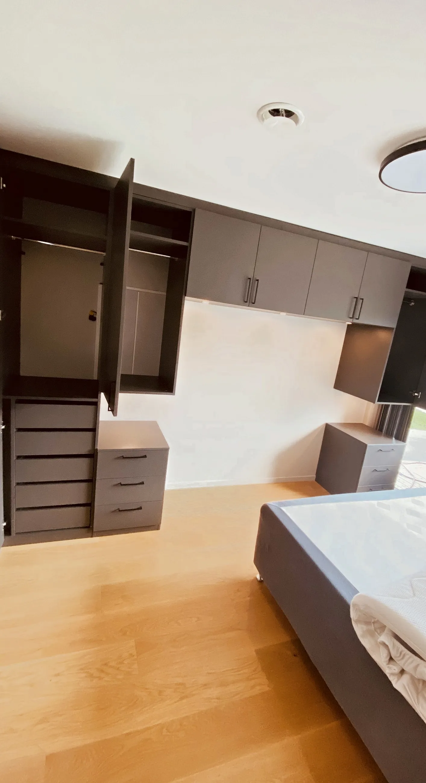 Garderobe med åpen dør som viser hyller, hengestang og skuffer