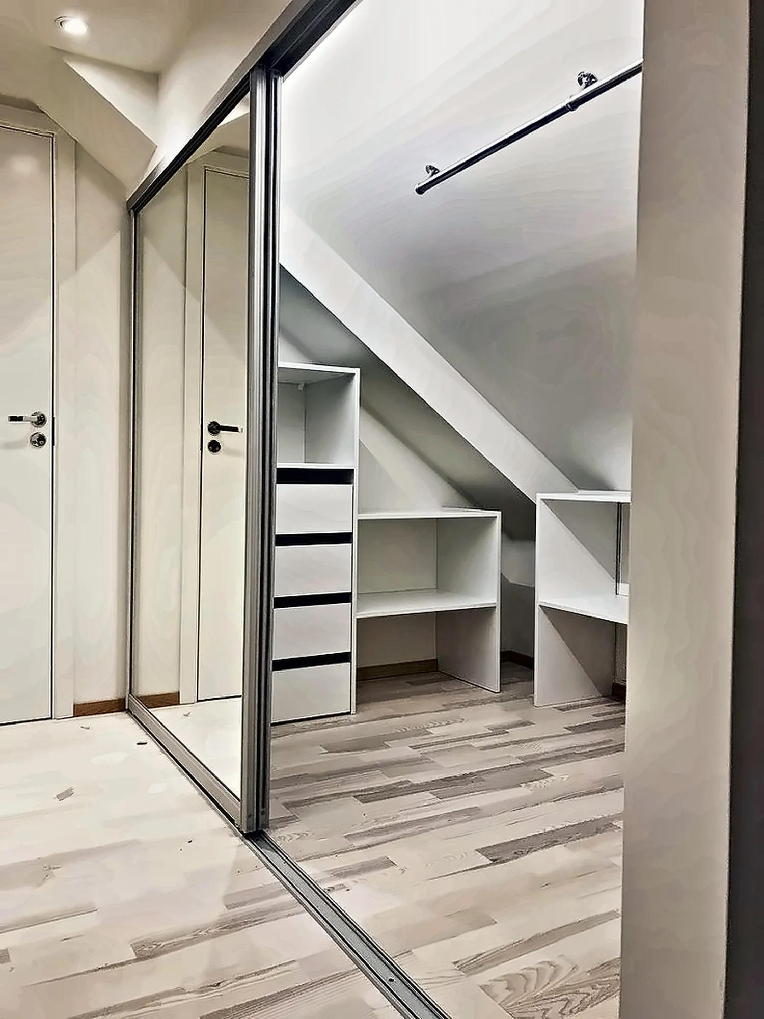 Skyvedørsgarderobe tilpasset skråtak med speil og innvendige skuffer