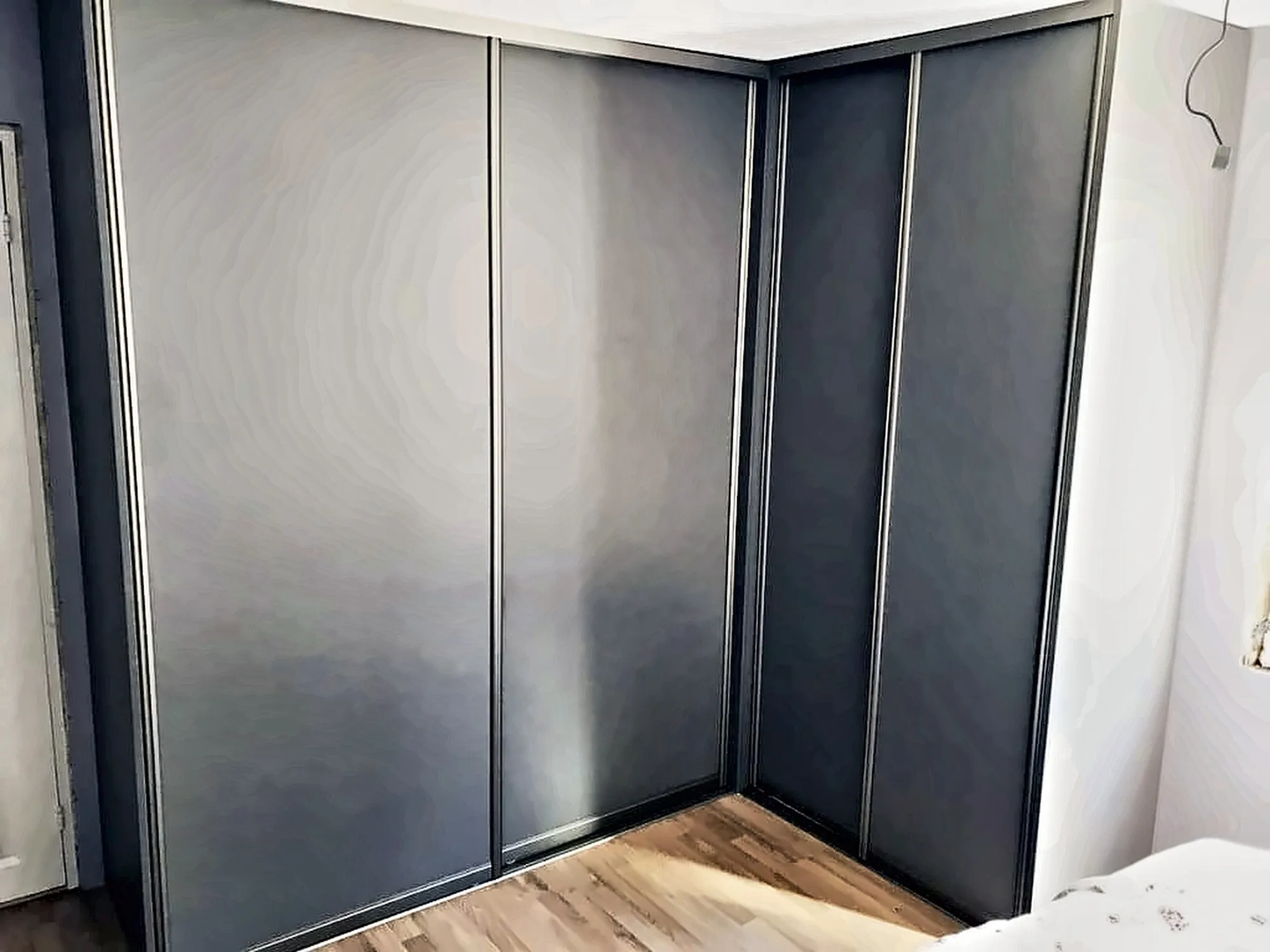 Skyvedørsgarderobe i grafitt med rammeprofil, montert vegg til vegg