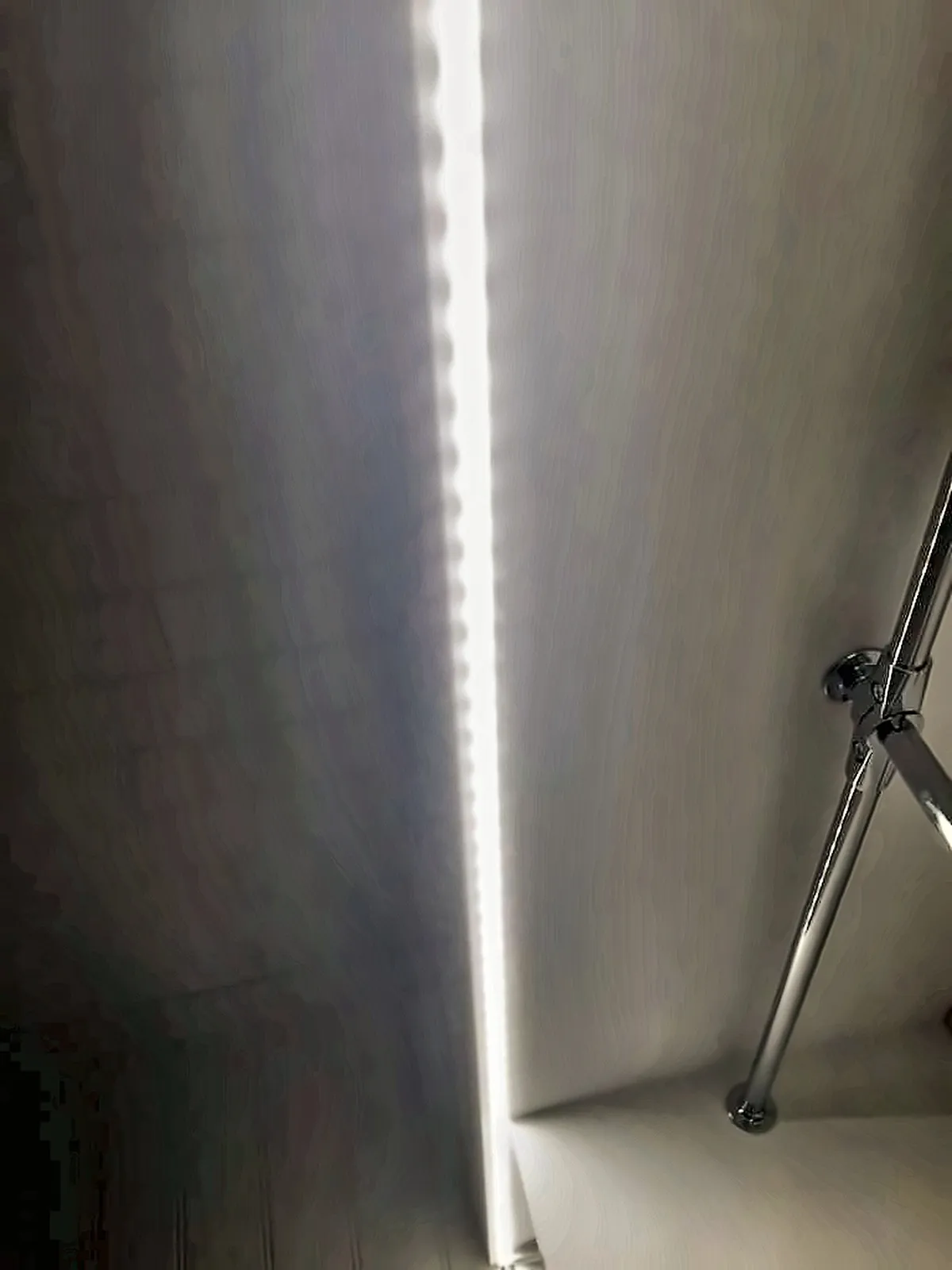 LED-list montert langs innsiden av skapet
