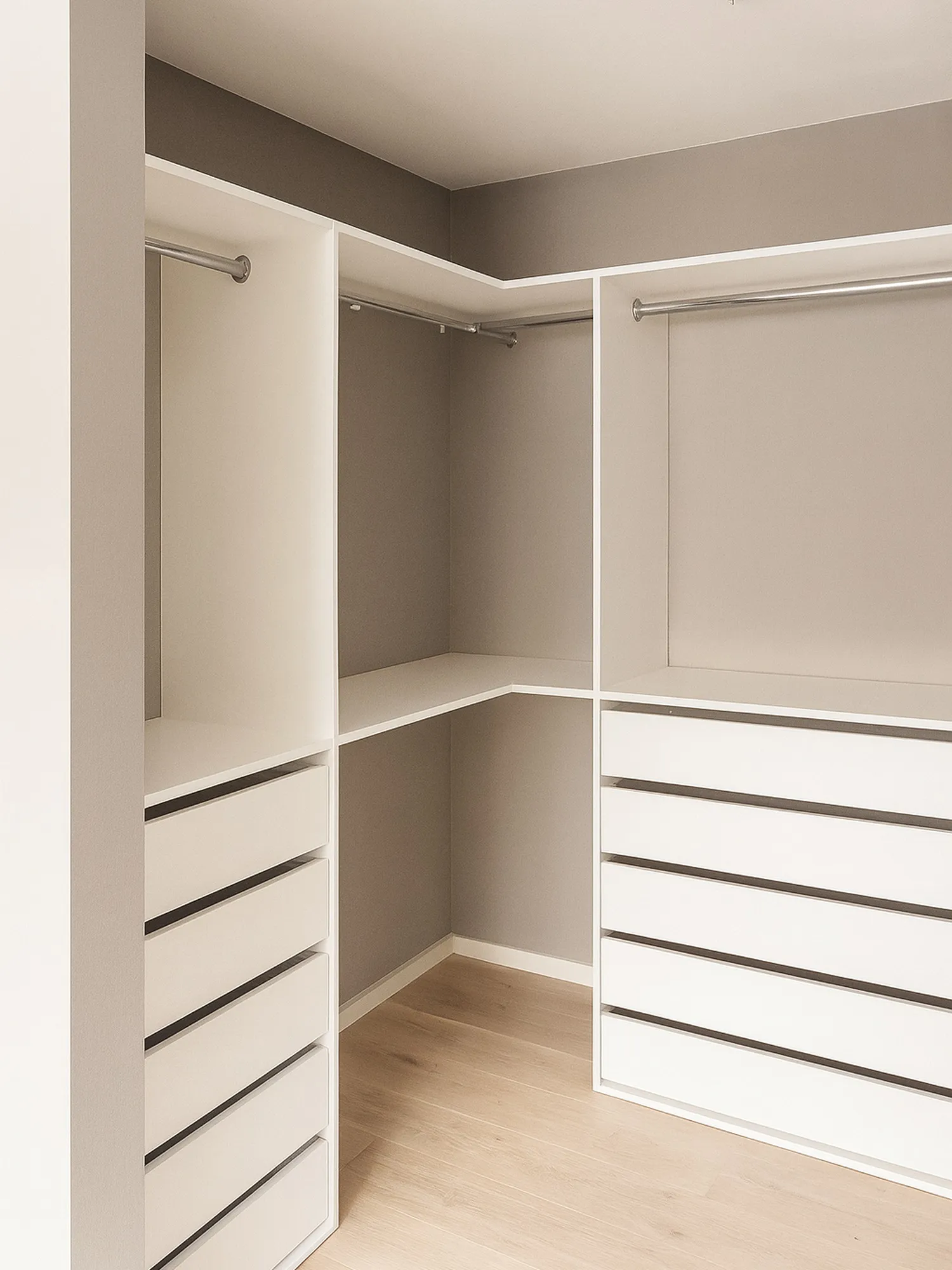 Walk-in-garderobe med hjørneløsning, hengestenger i to høyder og skuffeseksjon